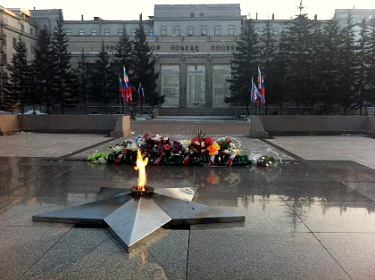 В День ветеранов боевых действий в Иркутске возложили цветы к мемориалу «Вечный огонь»